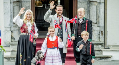 SKAUGUM 20130517.
Kronprins Haakon i Askerbunad, kronprinsesse Mette Marit i Rogalandsbunad, prinsesse Ingrid Alexandra, prins Sverre Magnus, Marius Borg Hiby i bunader fra Vest-Agder og hunden Milly Kakao hilser p barnetoget utenfor Skaugum 17. mai.
Foto: Stian Lysberg Solum / NTB scanpix
